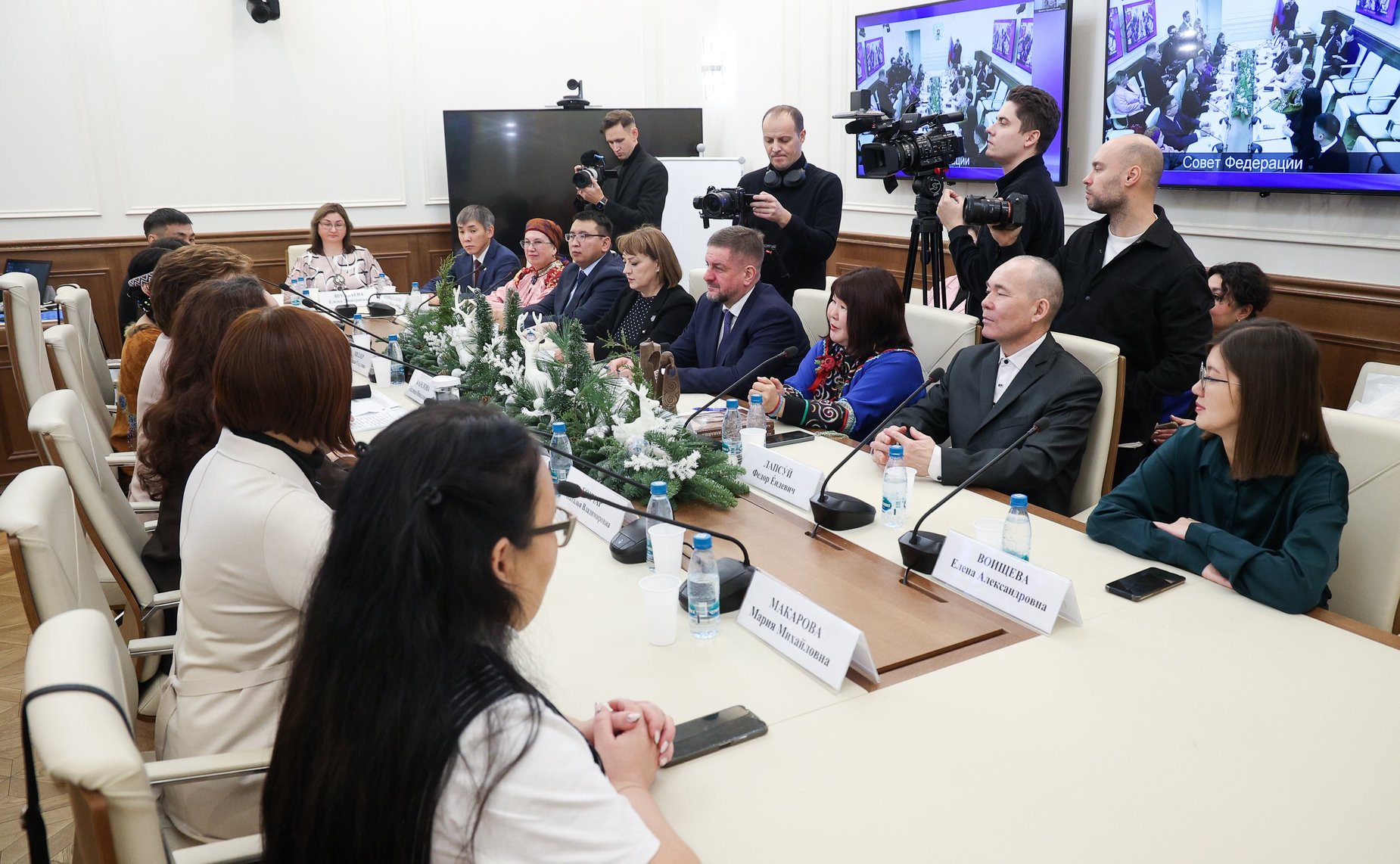 В Совете Федерации состоялась торжественная церемония вручения дипломов выпускникам образовательной программы «Актуальные проблемы и эффективные практики устойчивого развития коренных малочисленных народов Севера, Сибири и Дальнего Востока РФ»