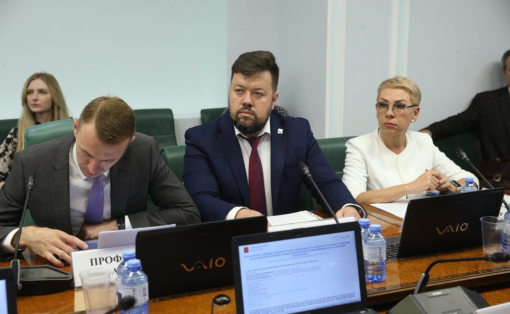 Оксана Хлякина представила закон, который расширяет права инвалидов по зрению