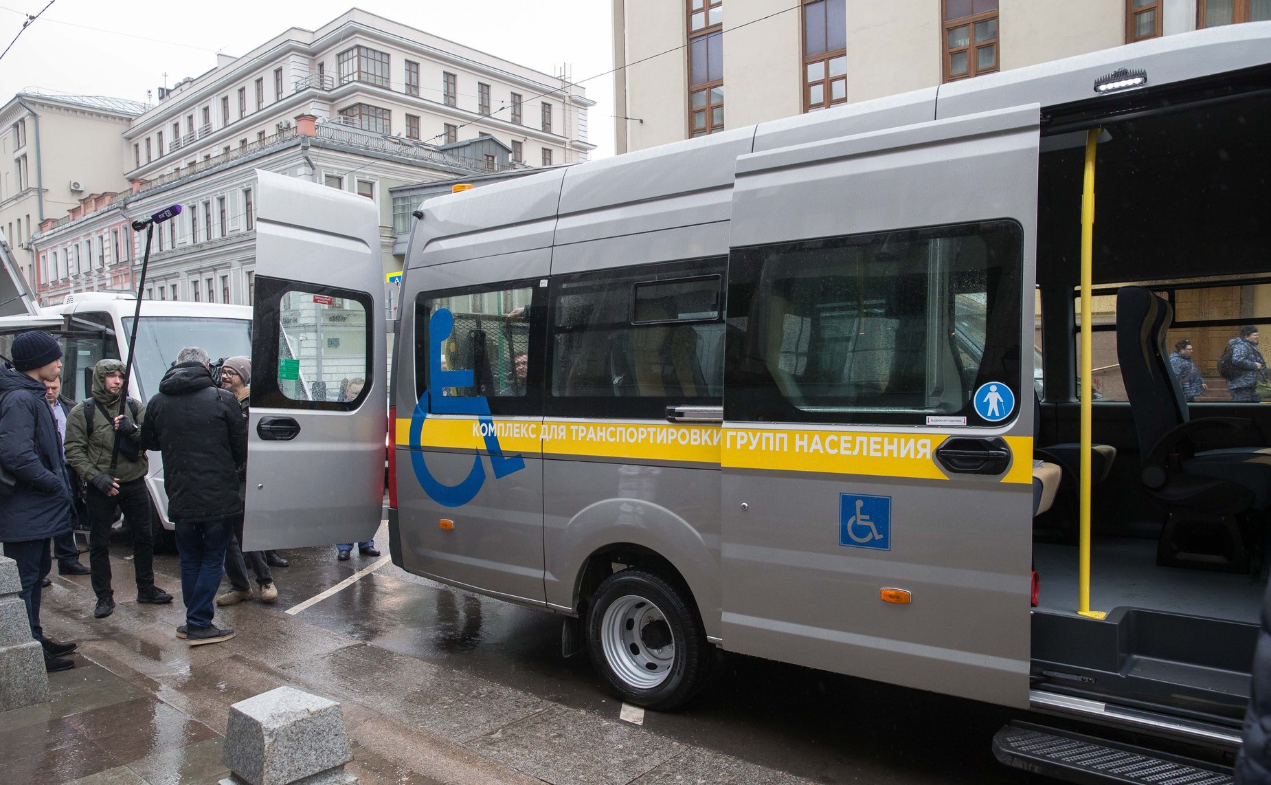 Презентация мобильных медицинских и торгово-бытовых комплексов для использования в сельской местности