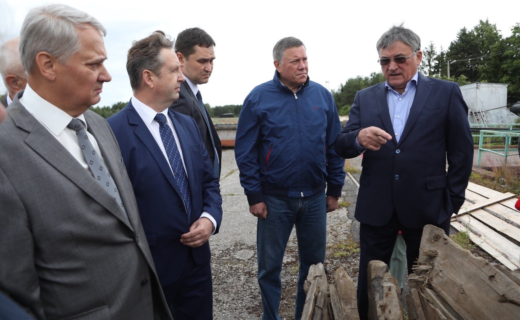 Юрий Воробьев посетил строящийся участок набережной реки Вытегра и осмотрел старинное судно – ладью XVII века