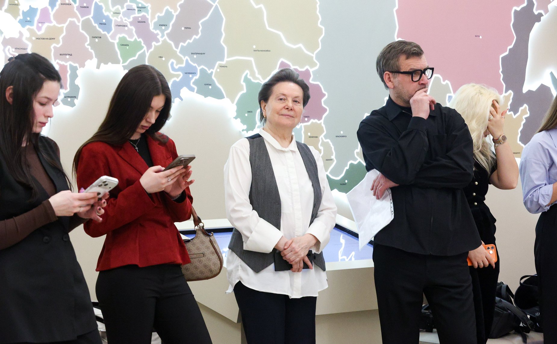 Открытие в Совете Федерации выставки работ победителей и участников первого сезона Конкурса современного плакатного искусства им. С. Ефремова «Время смыслов 20:25»