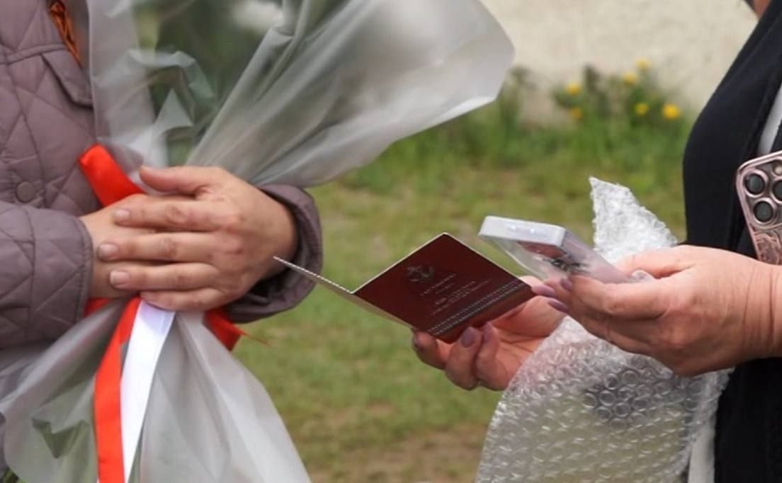 Лариса Мельник почтила память Героя России Владимира Чепы в Минусинске