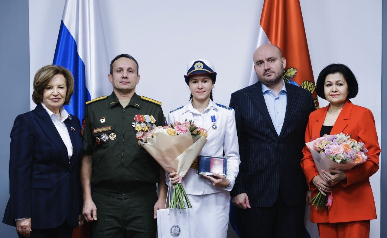 Губернатор Вячеслав Федорищев и сенатор Марина Сидухина вручили медаль Совета Федерации «За проявленное мужество» 14-летней Руслане Салахутдиновой