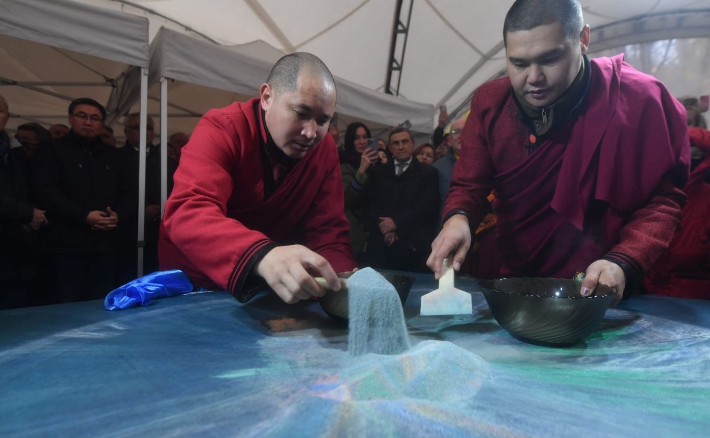 Баир Жамсуев принял участие в церемонии разбора песочной Мандалы Будды Медицины
