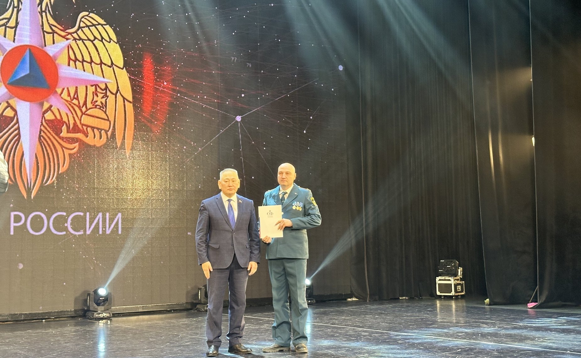 Сахамин Афанасьев наградил юных якутских героев