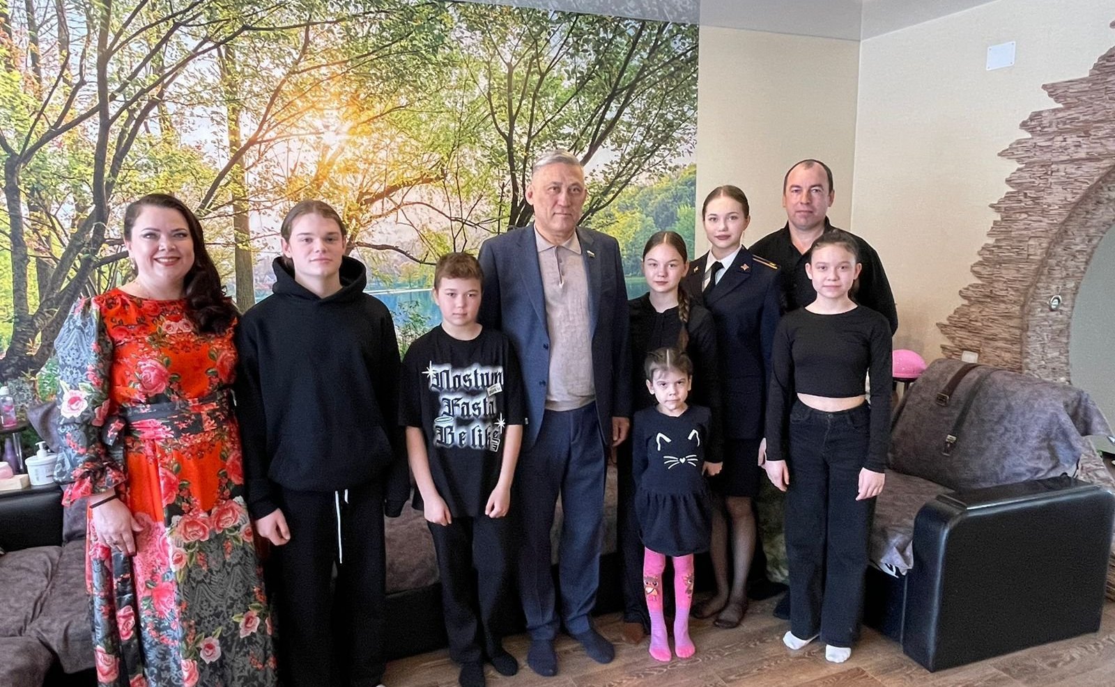 Юрий Валяев в рамках работы в регионе посетил многодетную семью