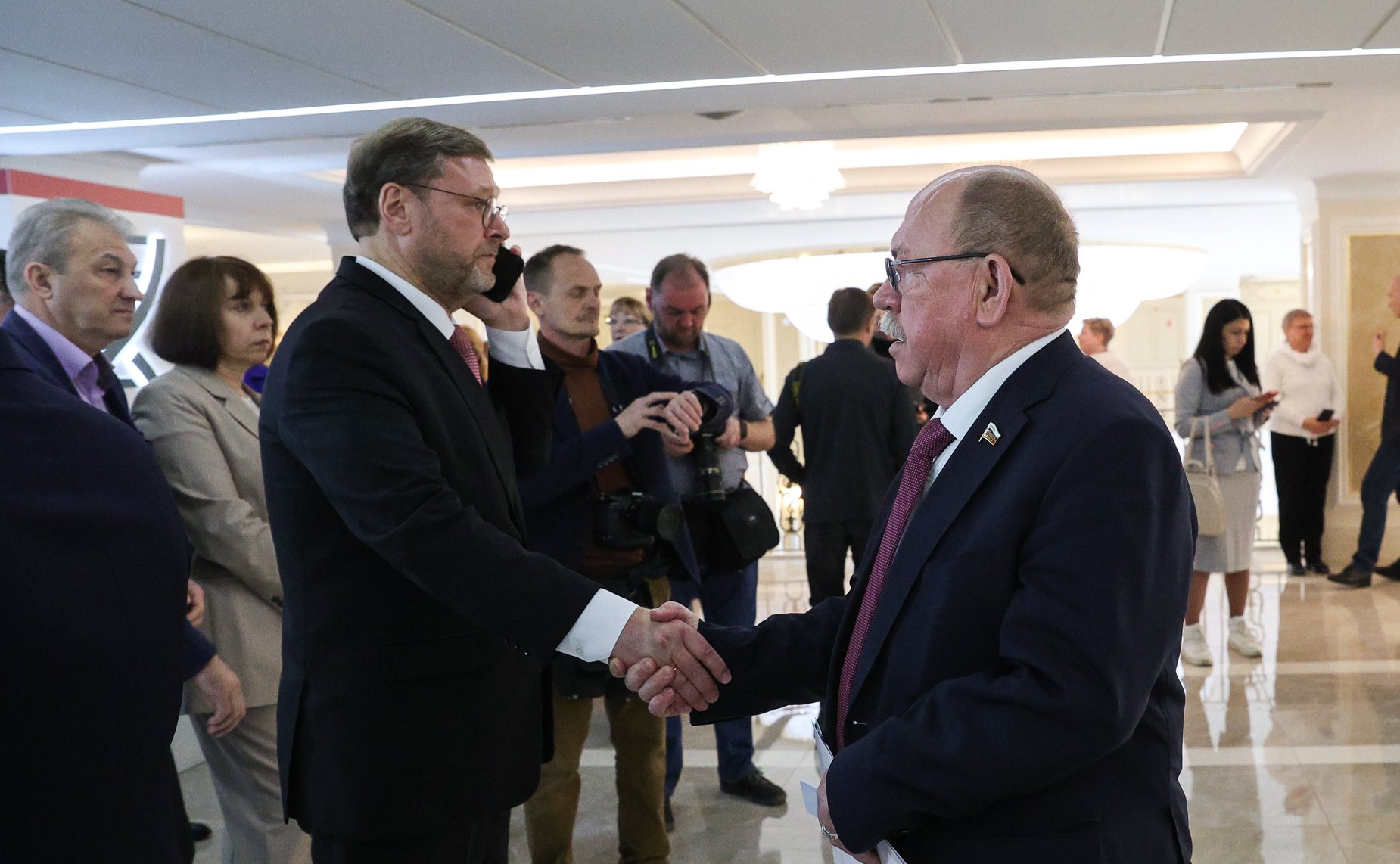 Валентина Матвиенко и президент НИЦ «Курчатовский институт» Михаил Ковальчук открыли выставку «Курчатовский институт – 80 лет для страны и мира»