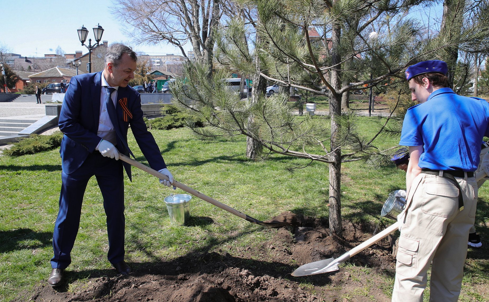 Первый заместитель Председателя Совета Федерации Андрей Яцкин принял участие в высадке зеленых насаждений в рамках международной акции «Сад памяти» на территории Сквера Петра I