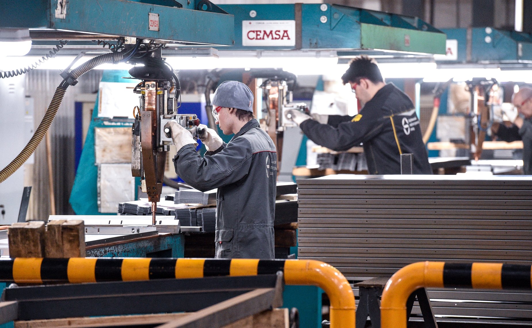 Сенаторы ознакомились с предприятием по производству лифтового оборудования акционерного общества «Щербинский лифтостроительный завод»