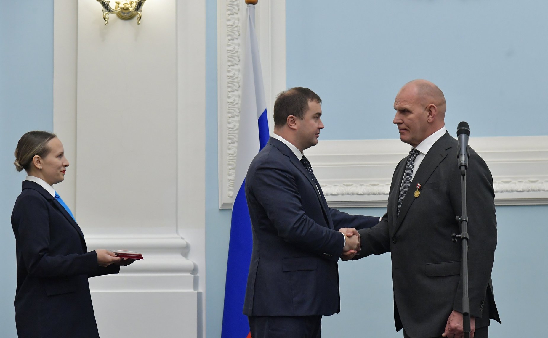 Губернатор Омской области Виталий Хоценко вручил Александру Карелину золотую медаль «За особые заслуги перед Омской областью»