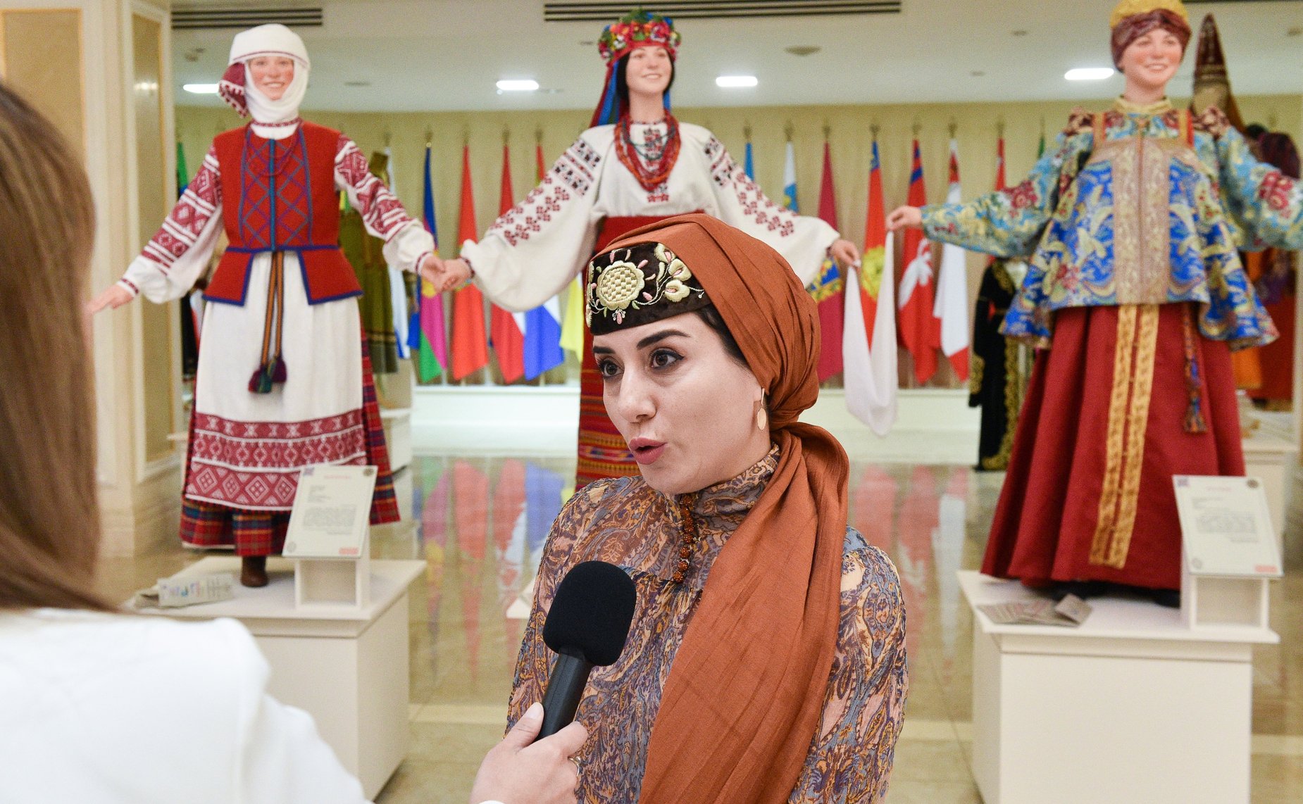 В Совете Федерации открылась выставка «Традиционные женские образы России»