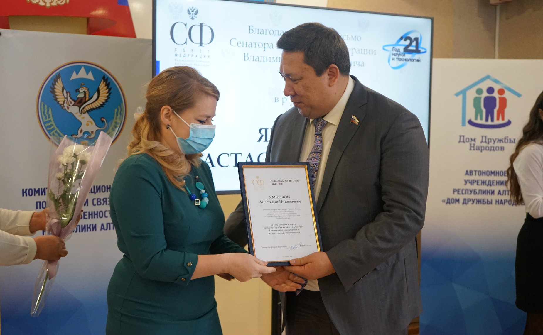 Владимир Полетаев встретился с медицинскими работниками и представителями учительского сообщества