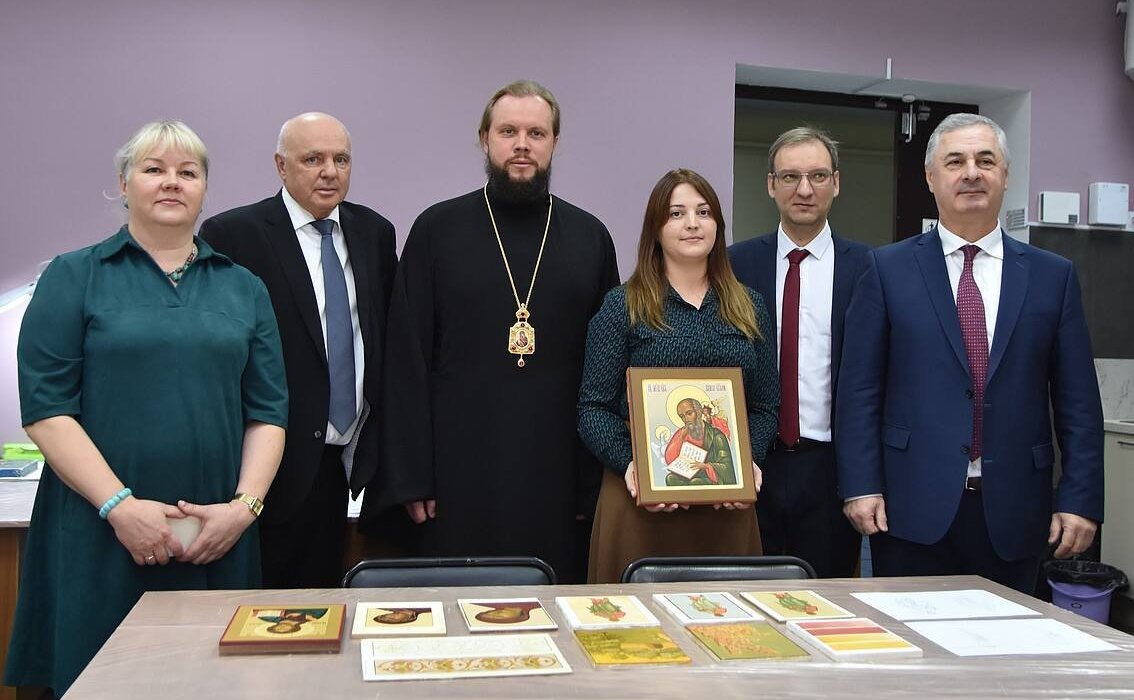 Андрей Шохин посетил Владимирский государственный университет имени А.Г. и Н.Г. Столетовых и познакомился с ходом реставрации икон из Луганска