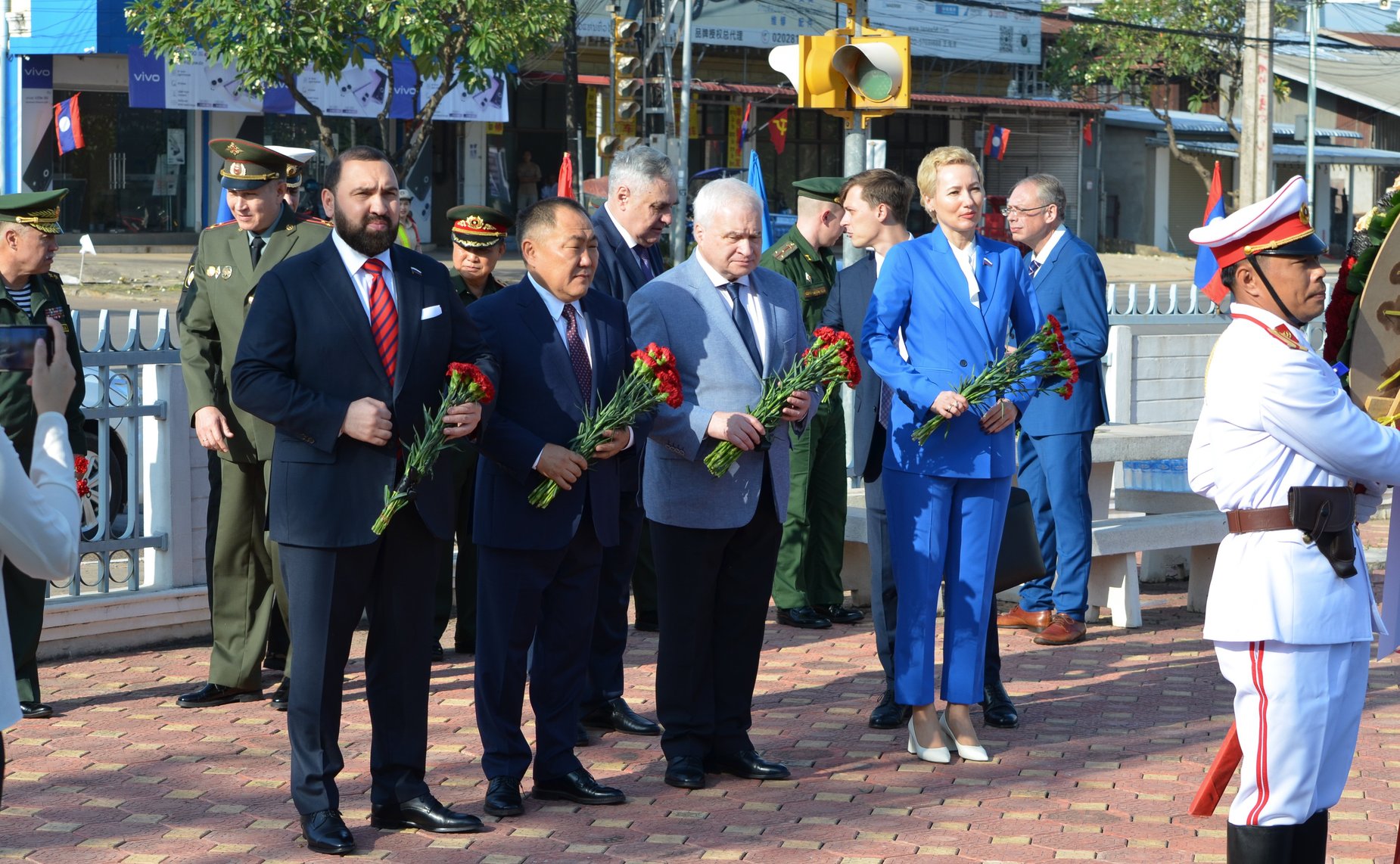 Российские парламентарии возложили цветы к памятнику советским летчикам транспортной авиации во Вьентьяне, участвовавшим в боевых действиях в Индокитае в годы американской агрессии с 1960 по 1973 годы