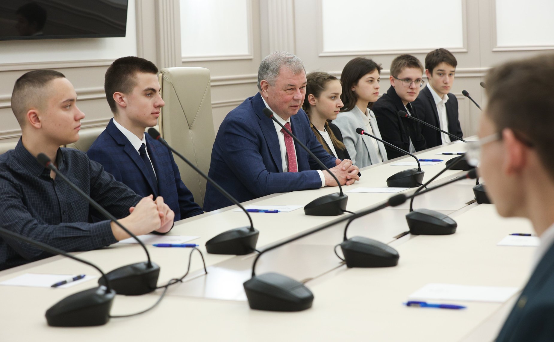 Анатолий Артамонов встретился в Совете Федерации со школьникам из Людиновского района Калужской области