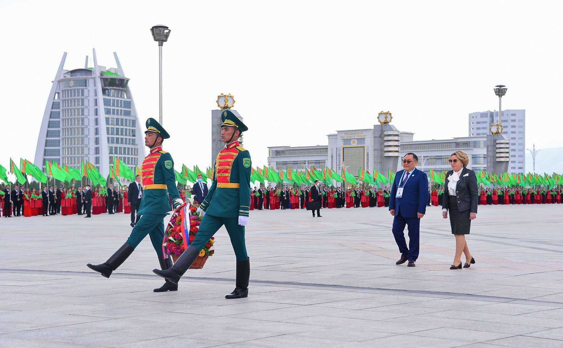 Церемония возложения цветов к монументу Конституции Туркменистана