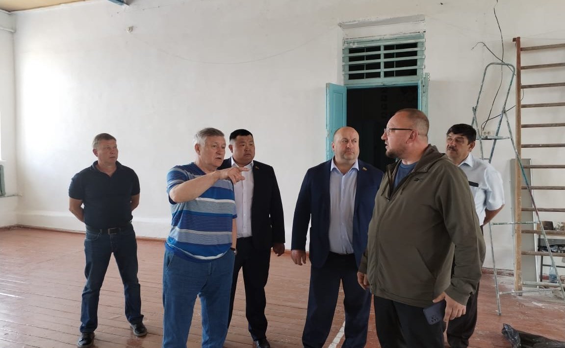 Сергей Михайлов проконтролировал ход ремонтных работ в школьных спортзалах села Нарасун Акшинского округа, сёл Ульхун Партия и Мордой Кыринского района