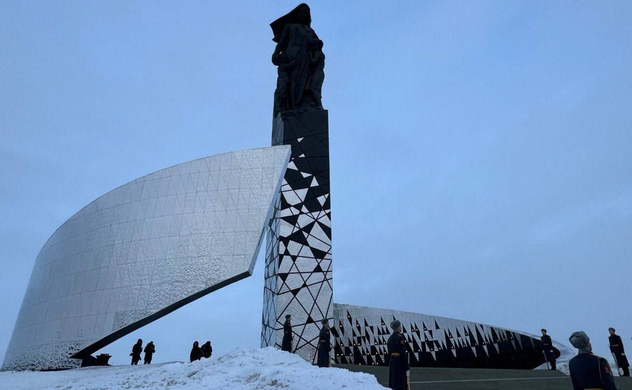 Сергей Перминов в День Ленинградской Победы поздравил земляков, принял участие в памятных мероприятиях