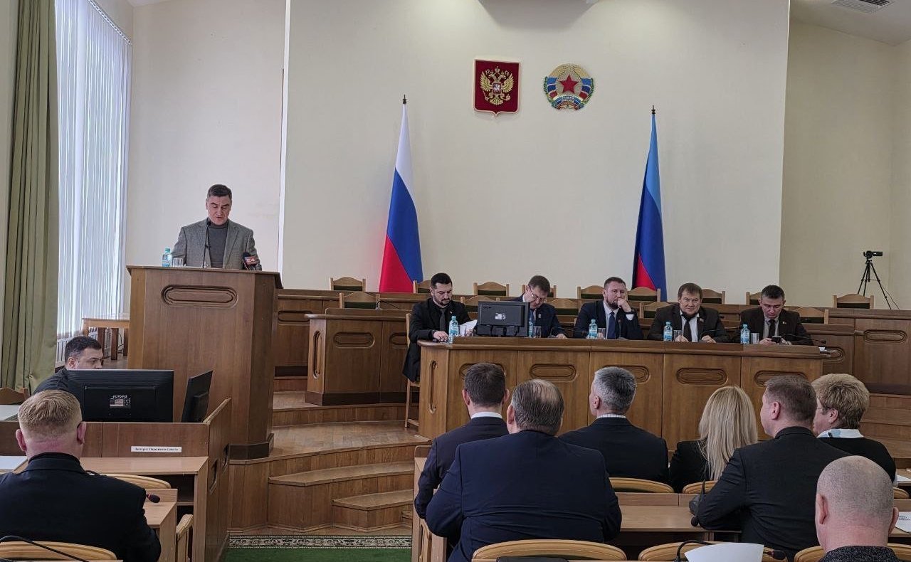 Ольга Бас в ходе поездки в регион приняла участие в первом в этом году пленарном заседании Народного совета ЛНР