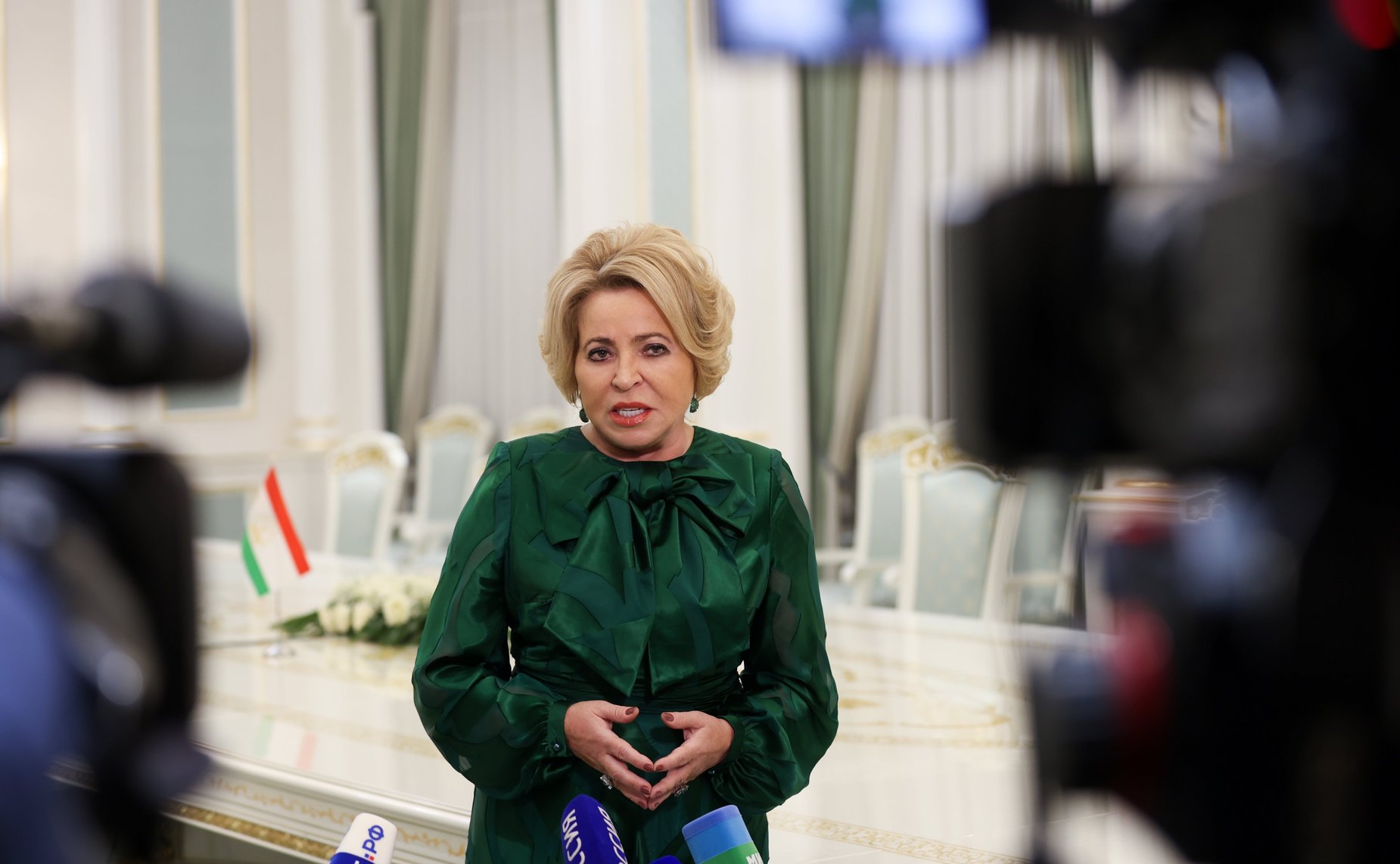 Пресс-подход Председателя Совета Федерации Валентины Матвиенко