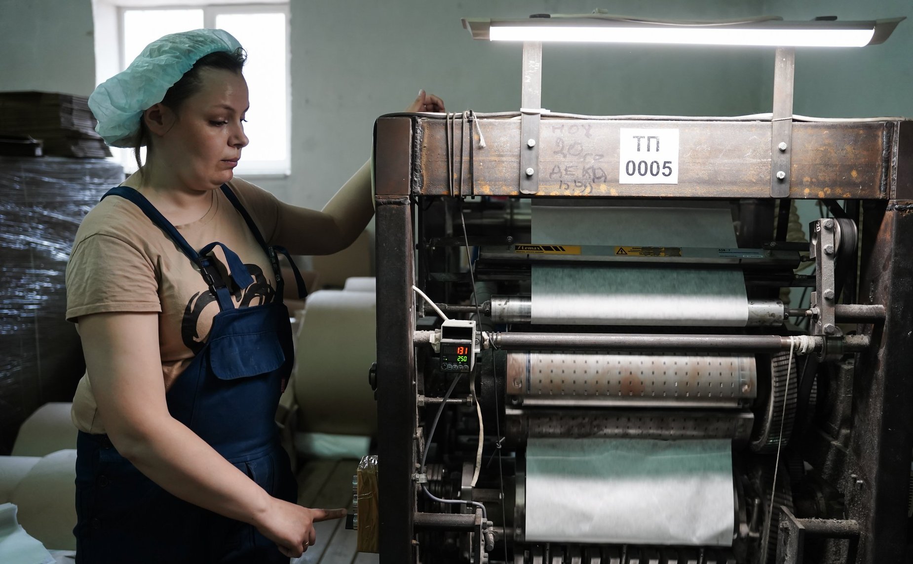 Елена Писарева в ходе рабочей поездки в регион посетила Вельгийскую бумажную фабрику