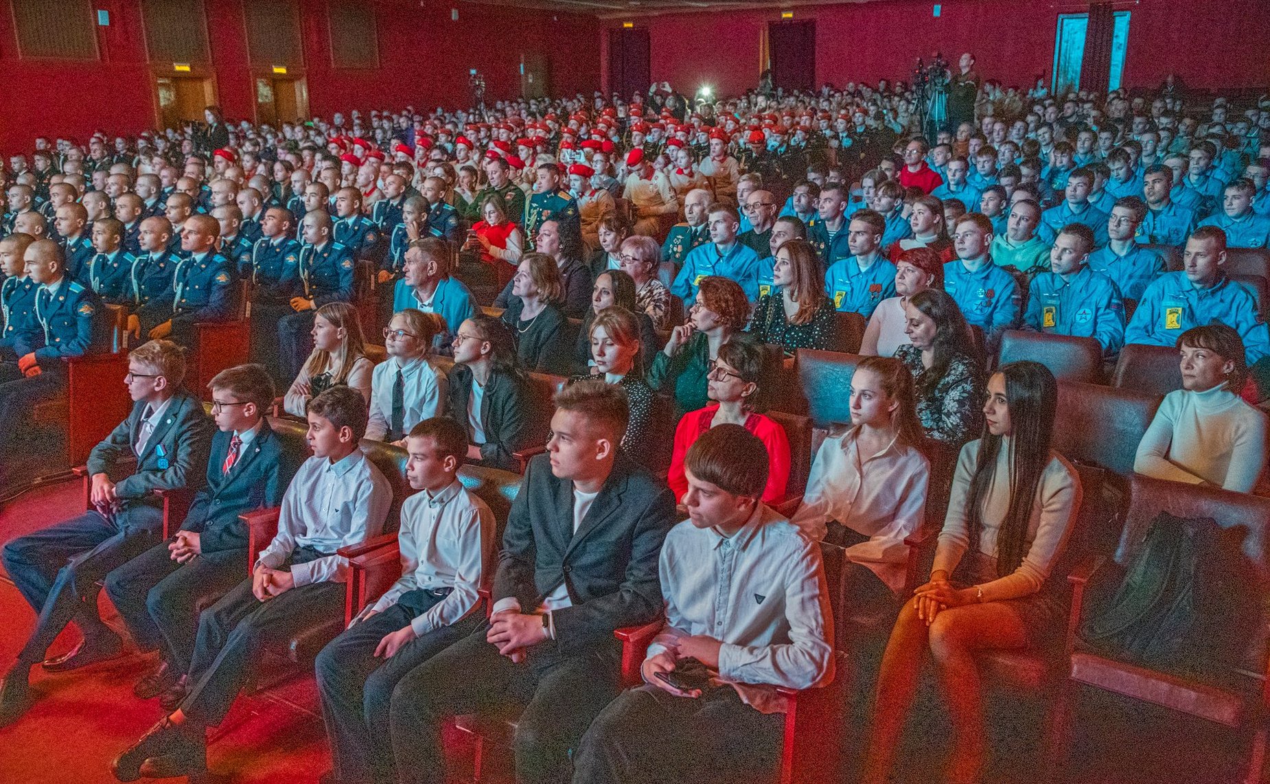 Фарит Мухаметшин в Самаре вручил награды лауреатам проекта «Дети-герои» — медали Совета Федерации «За проявленное мужество»