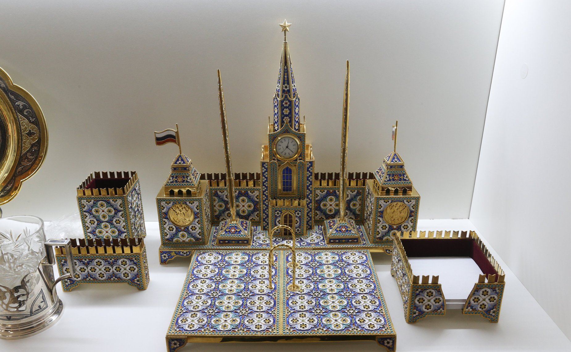 Валентина Матвиенко и Сергей Меликов посетили выставку, посвященную 100-летию Республики Дагестан