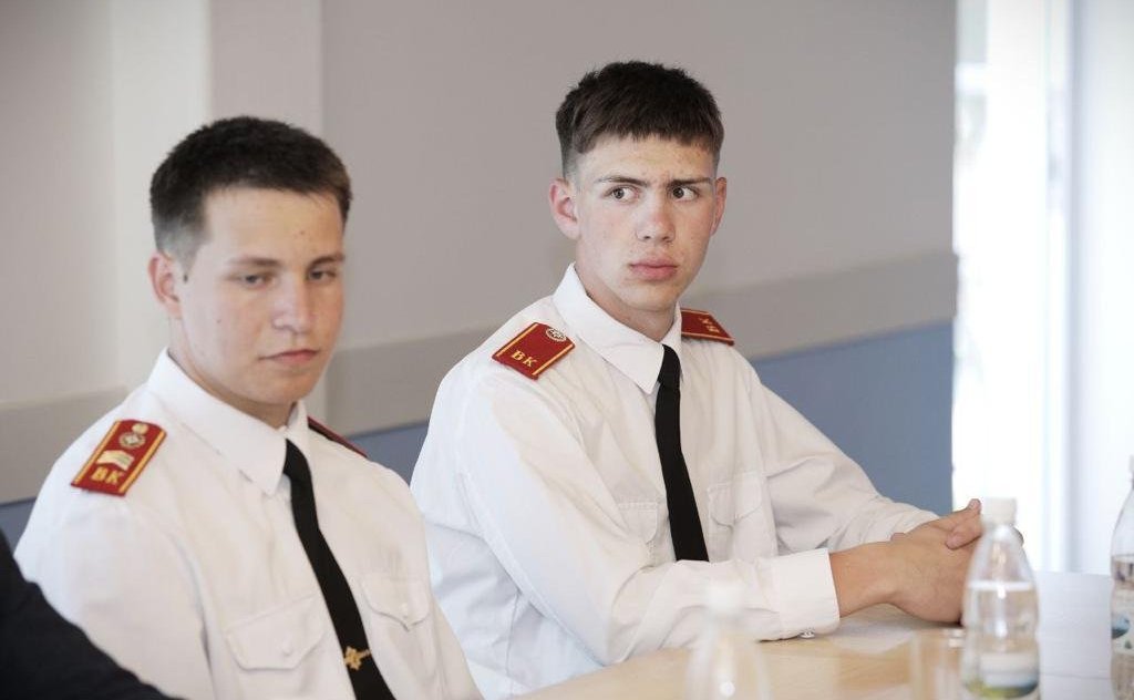 Заместитель Председателя Совета Федерации РФ, Герой России Юрий Воробьев провел встречу с выпускниками образовательного центра-кадетской школы «Корабелы Прионежья»