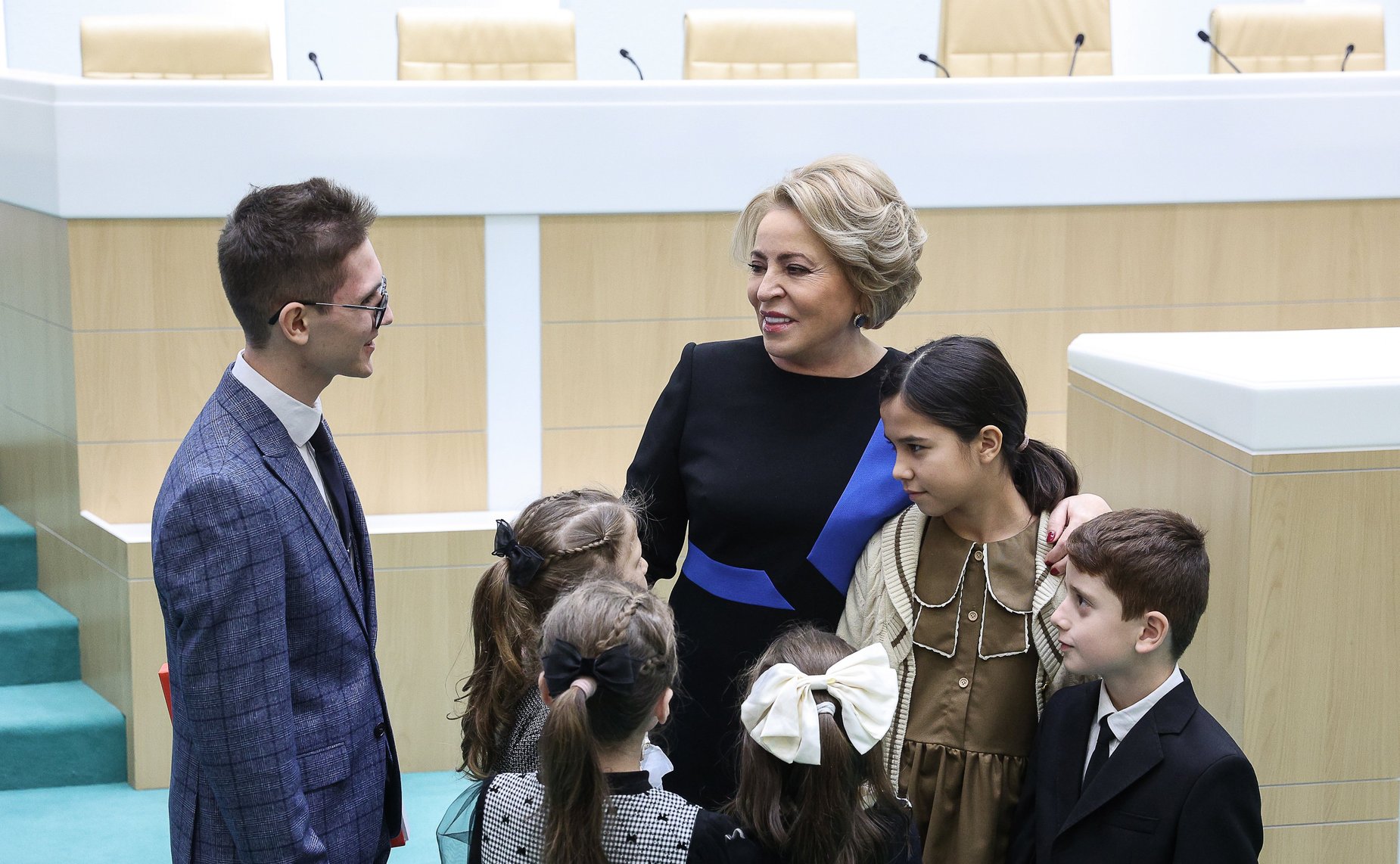 Валентина Матвиенко встретилась с детьми-участниками выставки художественных промыслов, прошедшей в рамках IX Парламентского форума «Историко-культурное наследие России»