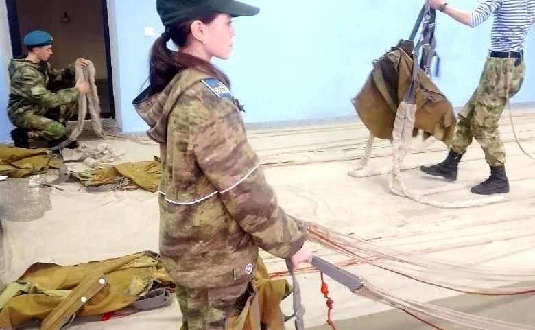 Андрей Хапочкин встретился с юными десантниками Южно-Сахалинска