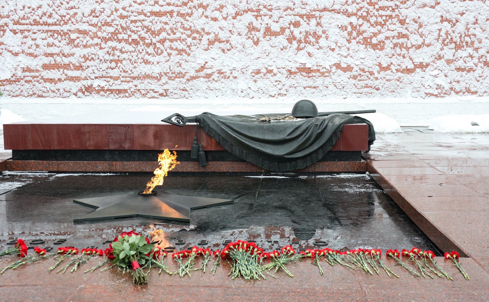 Валентина Матвиенко приняла участие в церемонии возложения цветов к Могиле Неизвестного Солдата