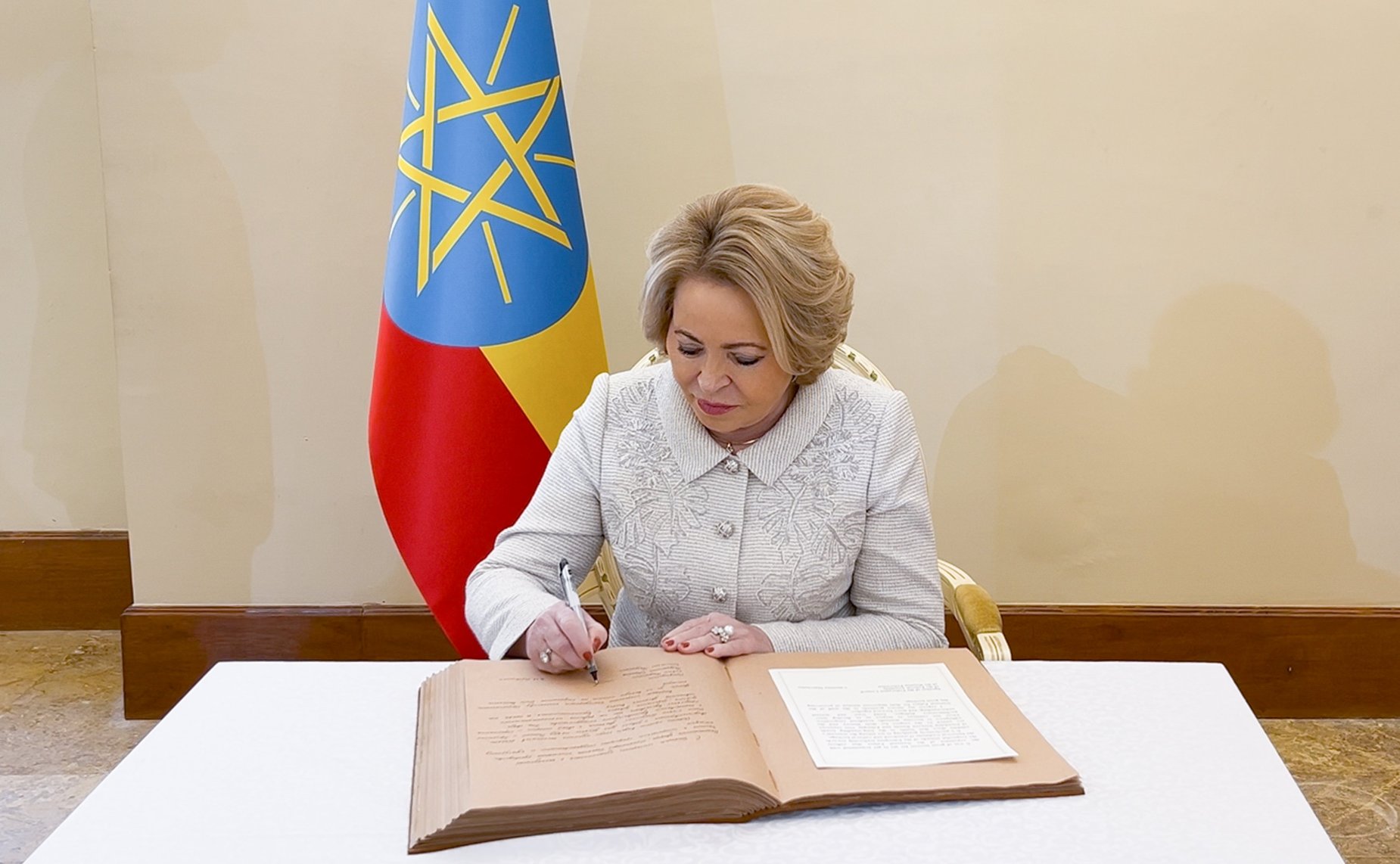 Валентина Матвиенко в сопровождении Председателя Совета Федерации ФДРЭ Агеньеху Тешагера посетила музей Национального дворца и сделала запись в книге почётных гостей