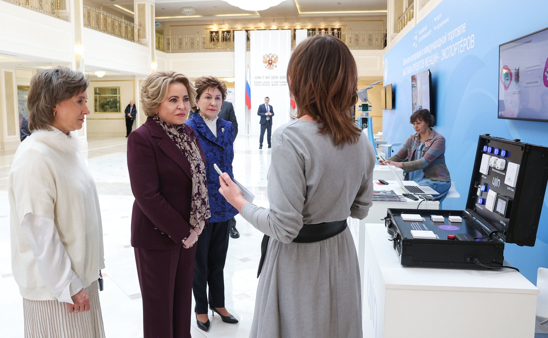 Валентина Матвиенко открыла в Совете Федерации выставку «Женская кооперация в международной торговле»