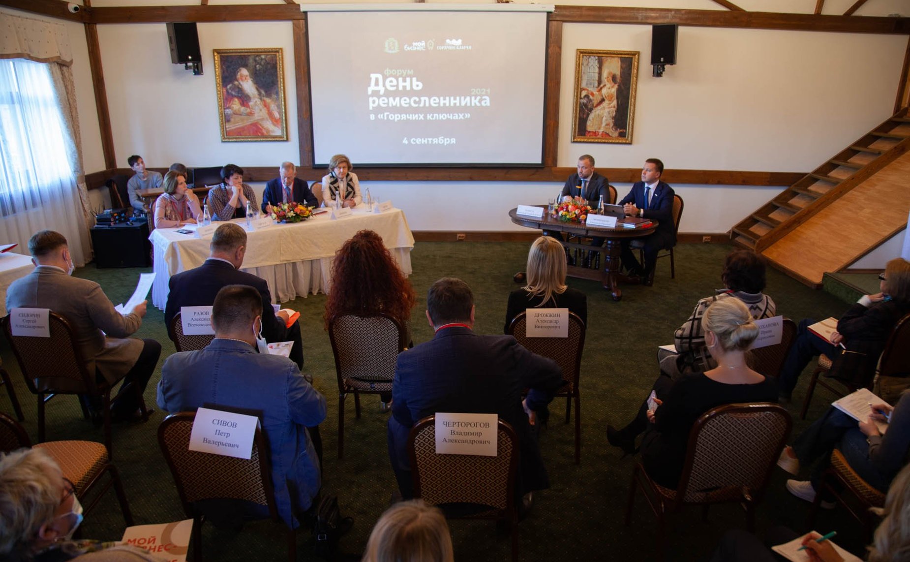 Александр Пронюшкин совместно с первым заместителем губернатора региона Александром Ремигой осмотрел ярмарку и пообщался с владимирскими ремесленниками