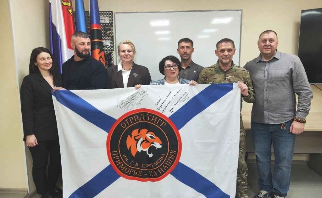 Людмила Талабаева в ходе региональной недели встретилась с активистами и членами общественных организаций, которые занимаются патриотическим воспитанием молодежи и помощью участникам СВО