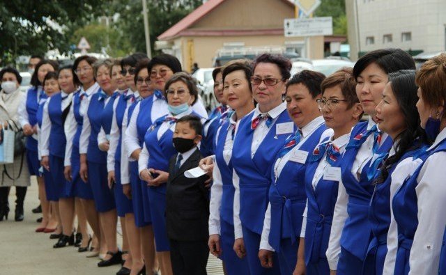 Баир Жамсуев в ходе своей рабочей поездки в регион, принял участие в торжественных церемониях открытия модельной библиотеки Агинского района и памятника ученому-востоковеду Цыбену Жамцарано
