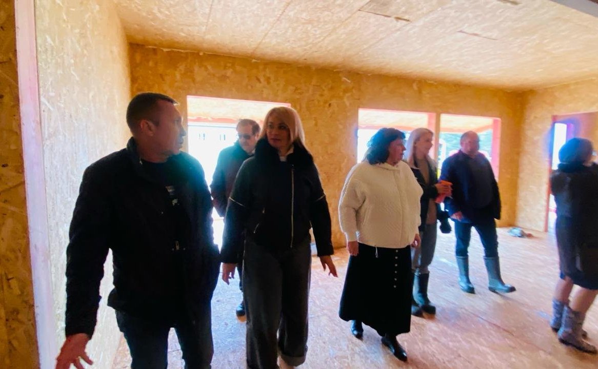 Наталия Косихина и Александр Русаков в ходе поездки в регион проверили ход строительства быстровозводимых корпусов и благоустройства территории в детском оздоровительно-образовательном центре имени А. Матросова