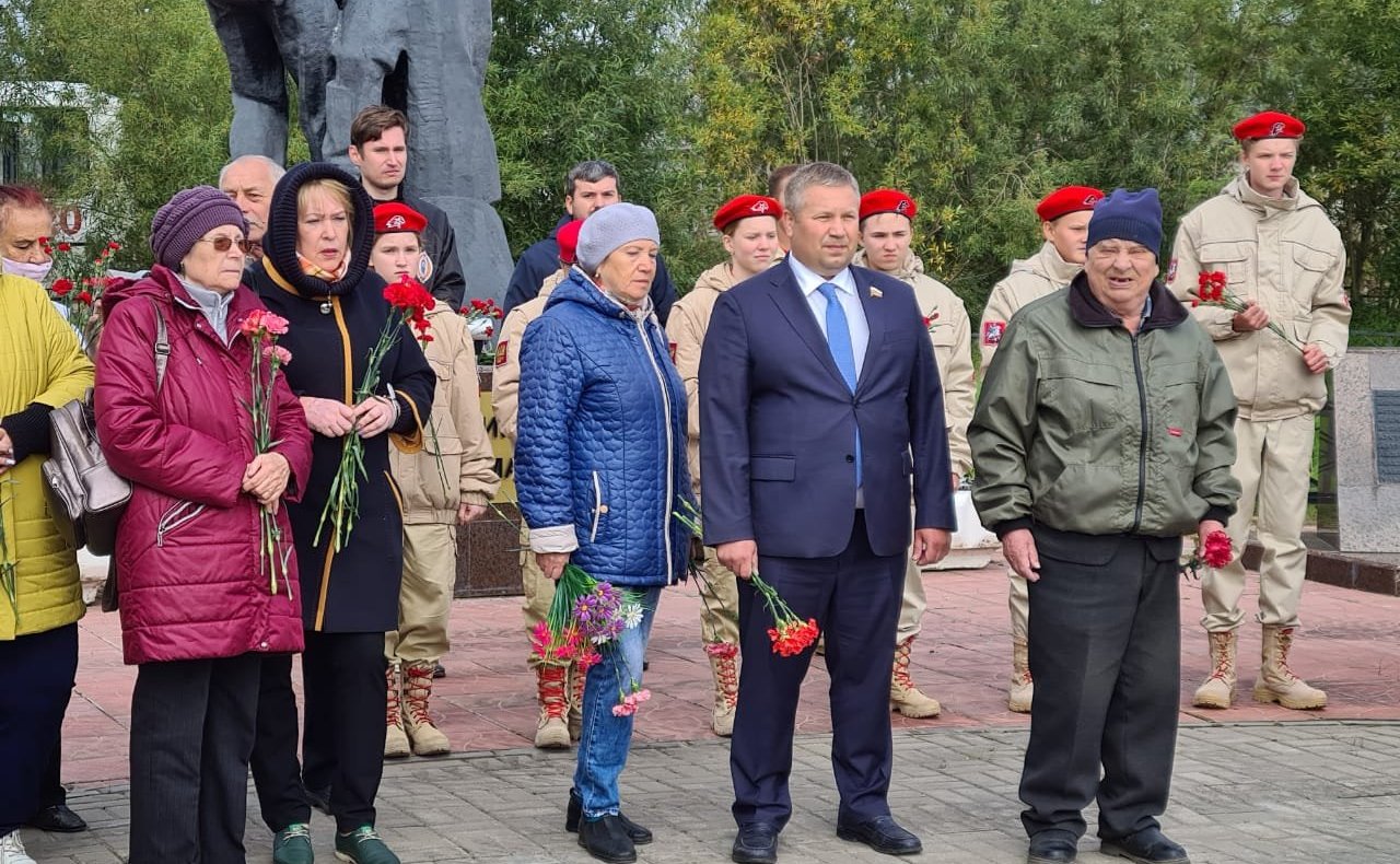Денис Гусев принял участие в торжественном митинге, посвященном 79-й годовщине гибели экипажа буксирного парохода «Комсомолец»