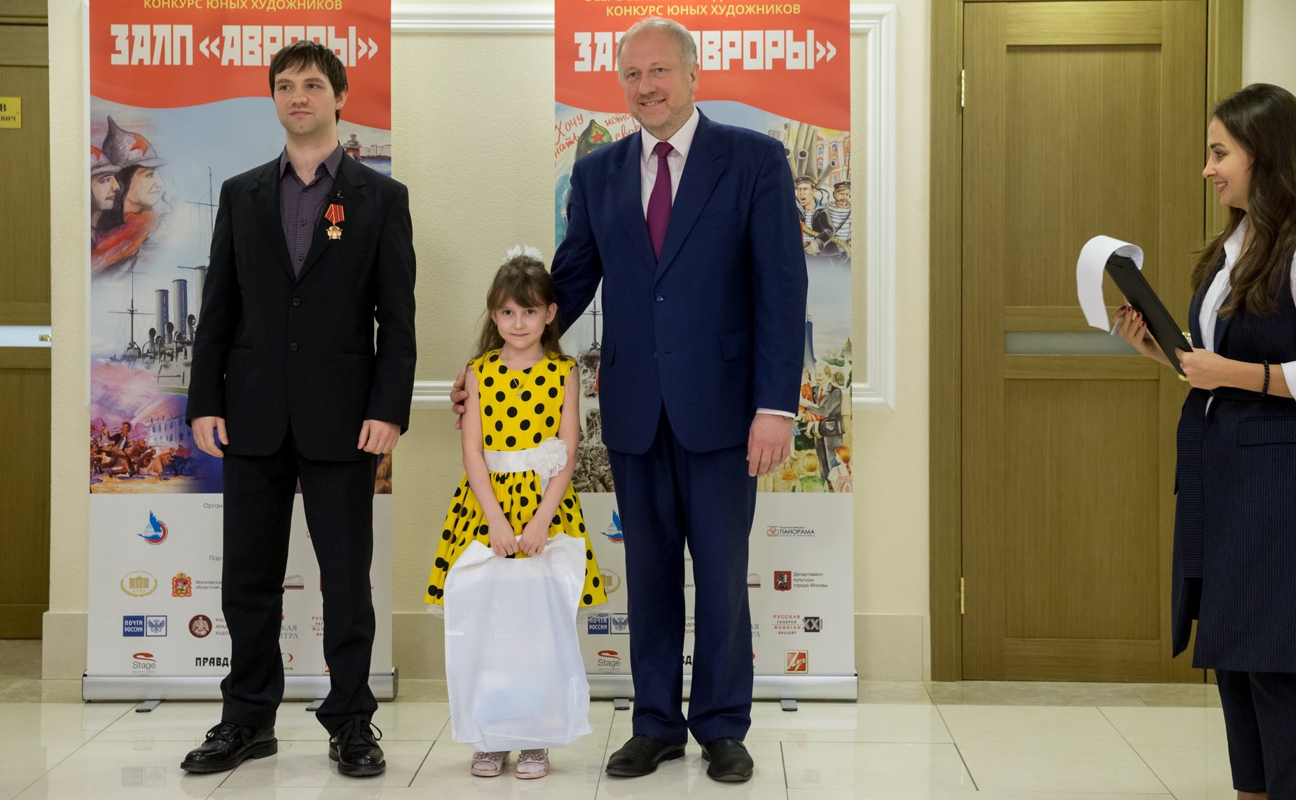 Выставка лучших работ участников Всероссийского художественного конкурса юных художников «Залп «Авроры»