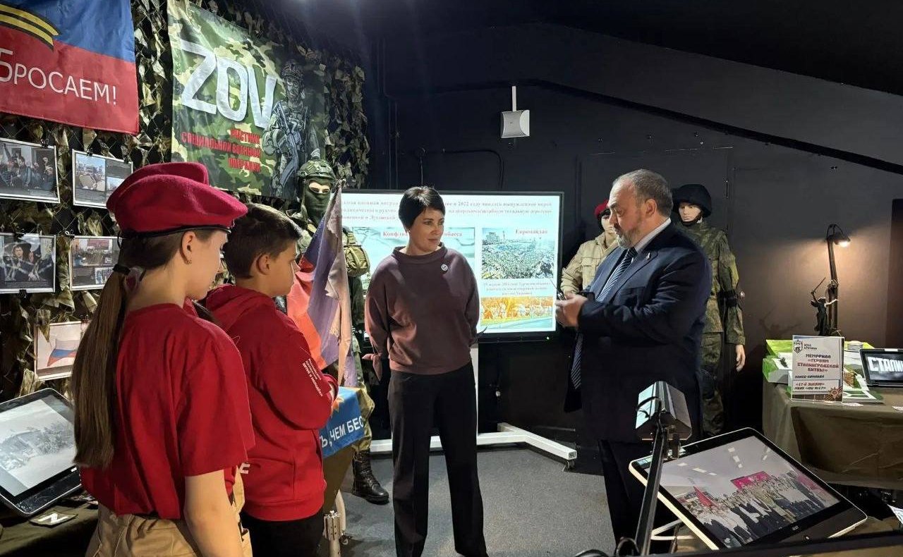 Алексей Ситников пополнил коллекцию интерактивного музея в школе Нового Уренгоя специальным приспособлением побежденных захватчиков – гравитационным ножом немецкого парашютиста