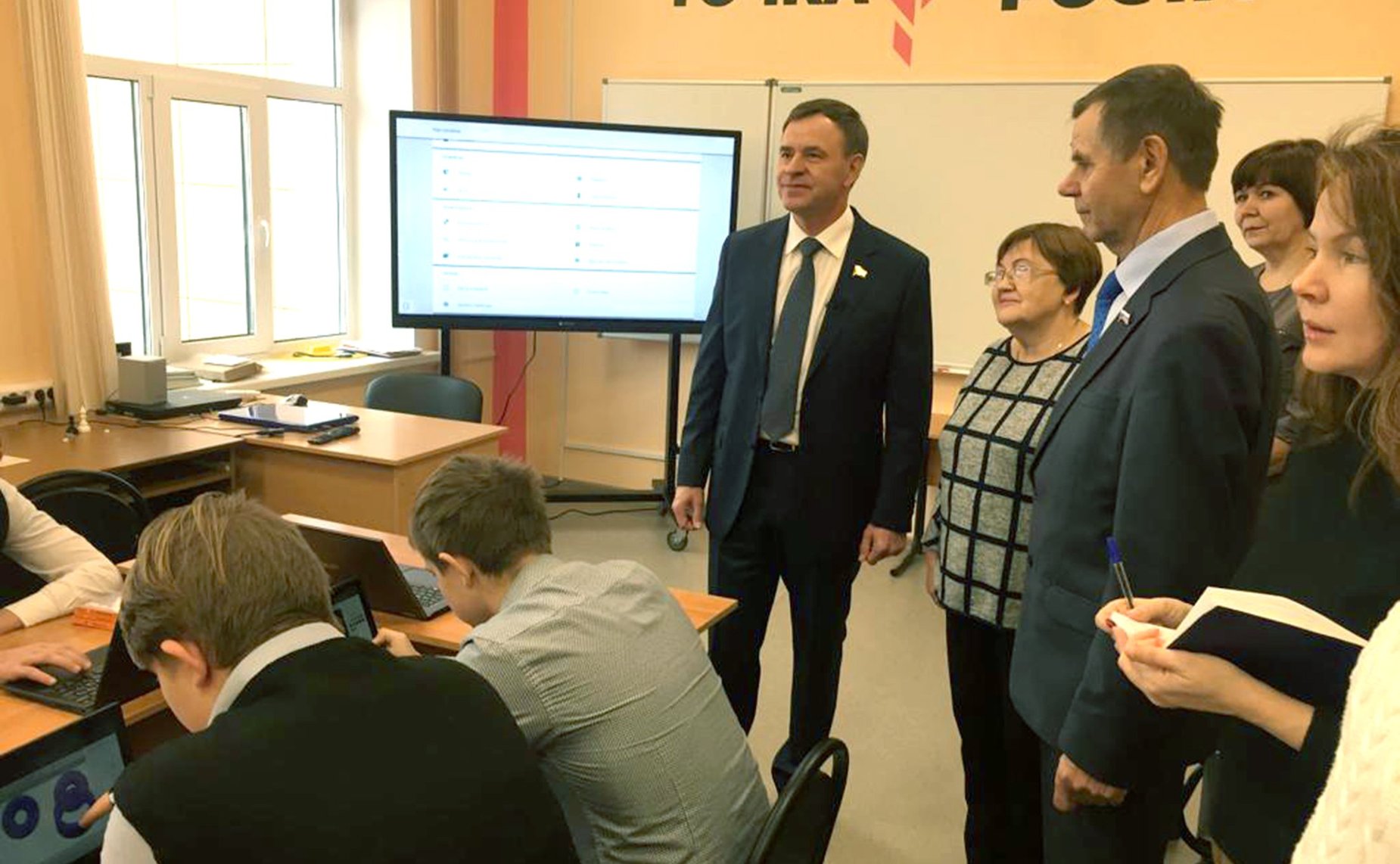 Виктор Новожилов осмотрел центр образования цифрового и гуманитарного профилей «Точка роста»