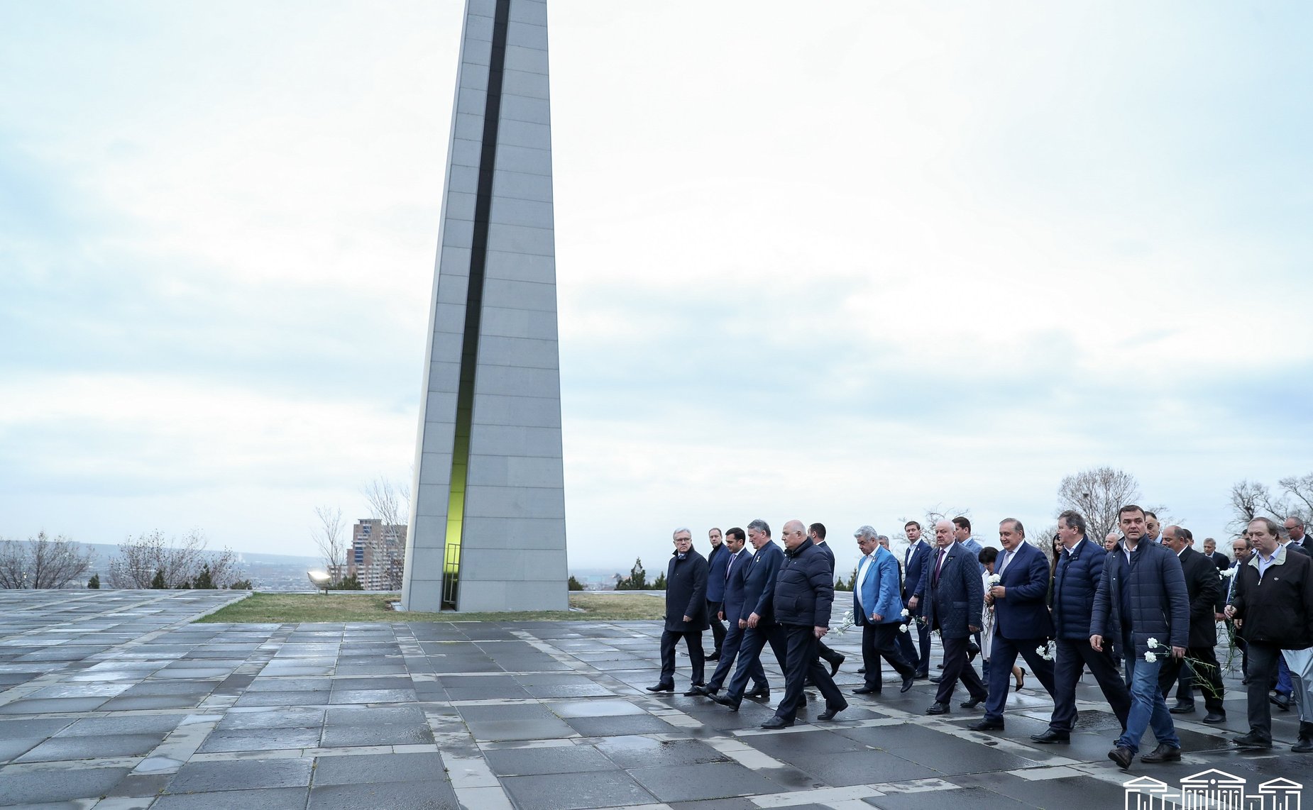 Российская делегация во главе с заместителем Председателя Совета Федерации Юрием Воробьевым передала более 1,5 тысяч учебников для трех армянских школ с обучением на русском языке