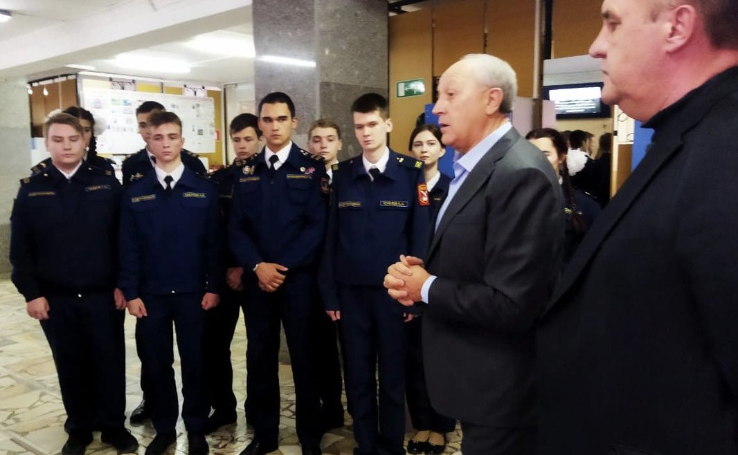 Валерий Радаев в ходе поездки в регион посетил энгельсскую школу «Патриот» с кадетскими классами имени Героя РФ Ю.М. Дейнеко и встретился с поисковиками из отряда «Память» и учащимися старших классов