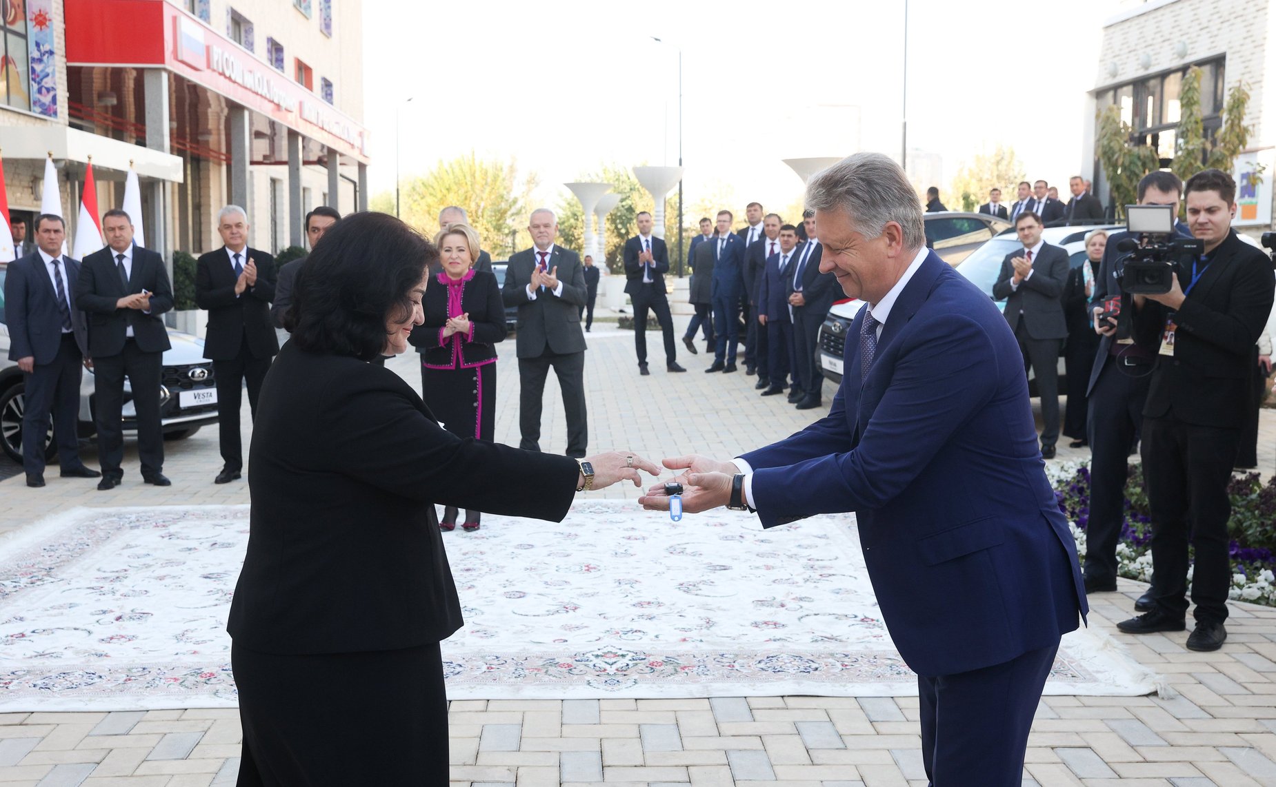 Председатель Совета Федерации Валентина Матвиенко в Душанбе приняла участие в церемонии передачи автомобилей представителям российско-таджикистанских образовательных учреждений