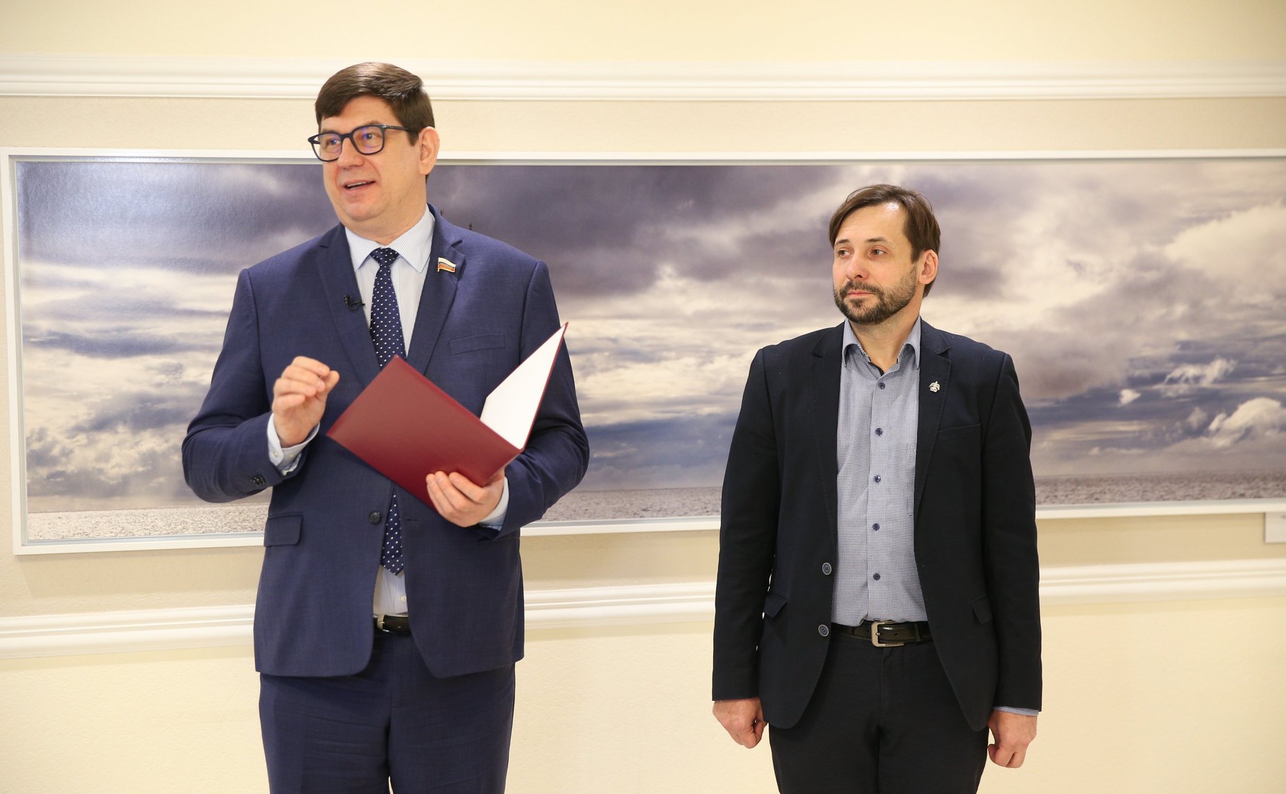 Виктор Смирнов открыл в Совете Федерации выставку работ московского художника Алексея Буртасенкова «Я помню чудное мгновение»