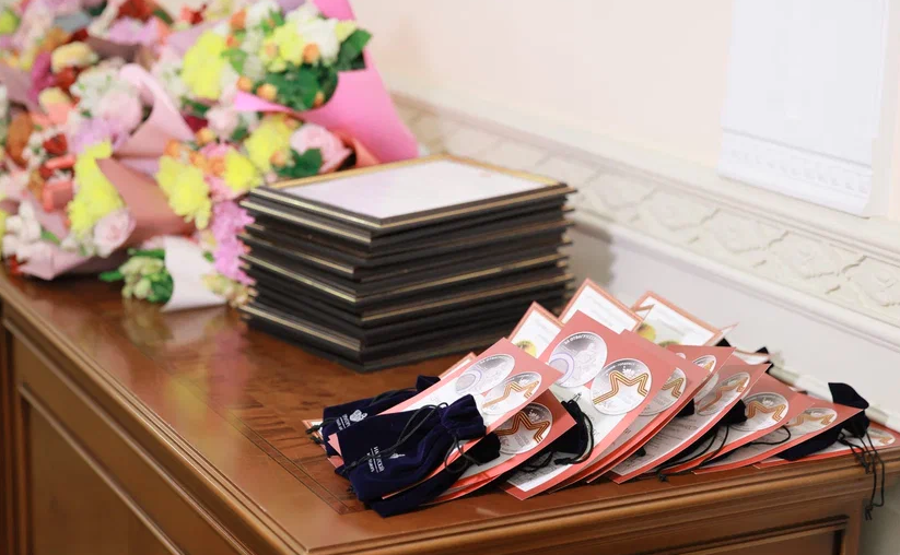 Маргарита Павлова в канун Дня народного единства вручила благодарности и призы школьникам — победителям VII Всероссийской творческой школы-конкурса «Портрет твоего края»