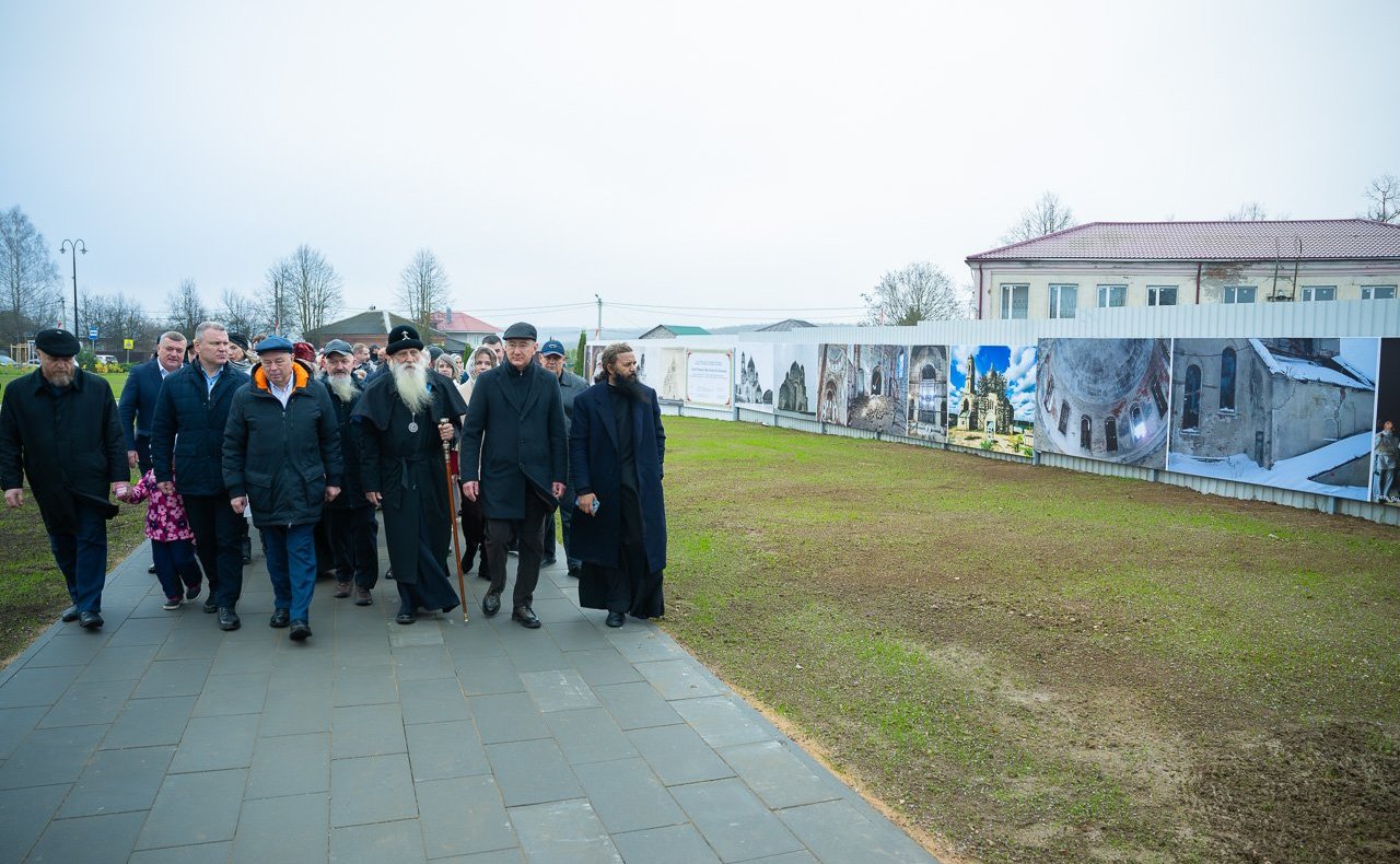 Анатолий Артамонов совершил рабочую поездку в Боровский муниципальный округ, где принял участие в ряде мероприятий