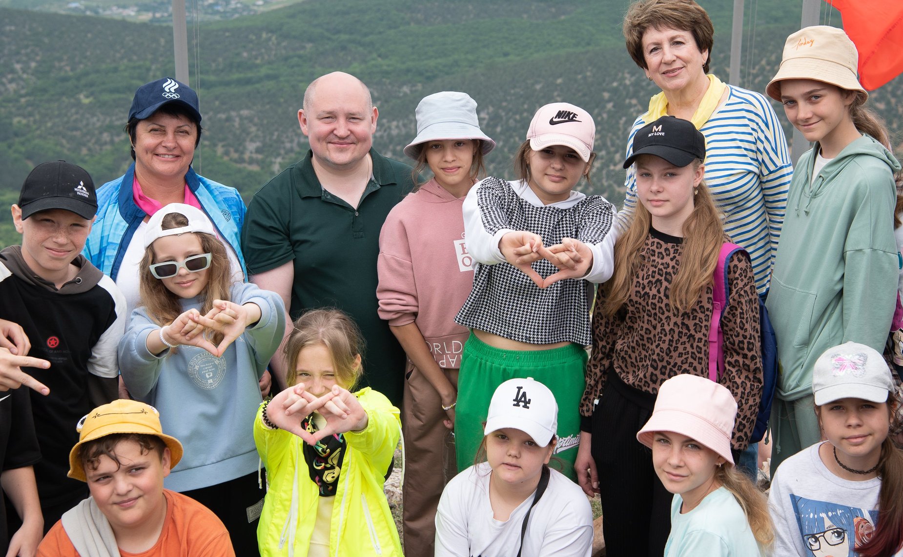 Екатерина Алтабаева вместе с ребятами из севастопольского детского оздоровительного лагеря «Горный» сходила в поход