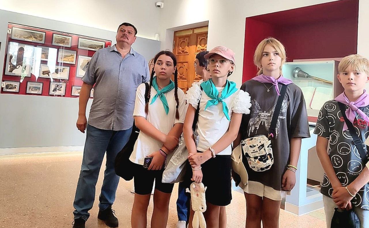 Сергей Колбин вместе с уполномоченным по правам ребенка в городе Севастополе Мариной Песчанской посетил детский оздоровительный лагерь «Ласпи» и принял участие в митинге в память о погибших детях Донбасса