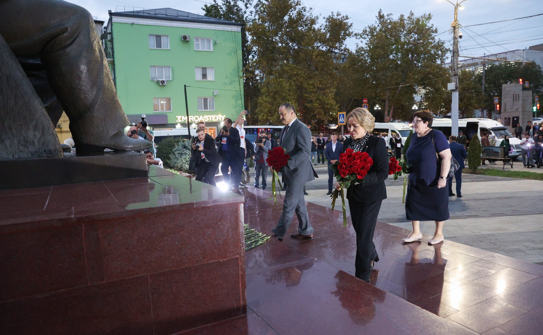 Председатель Совета Федерации Валентина Матвиенко, глава Дагестана Сергей Меликов и сенаторы РФ также возложили цветы к памятникам А.С. Пушкину и Р.Г. Гамзатову